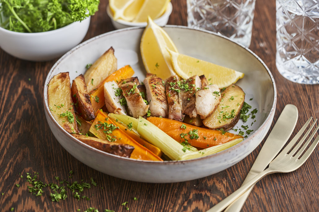 Kipdijfilet met prei en worteltjes uit de oven