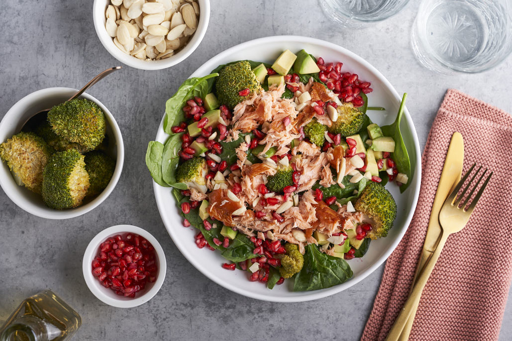 Maaltijdsalade met wilde zalm, broccoli en avocado 