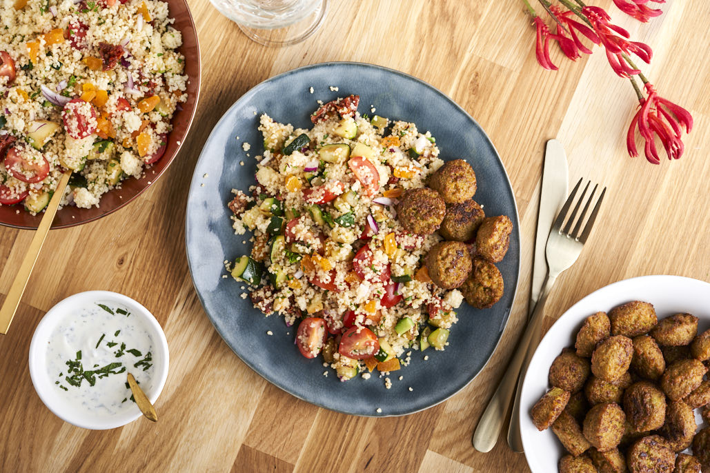 Frisse couscoussalade met falafel en yoghurtdip