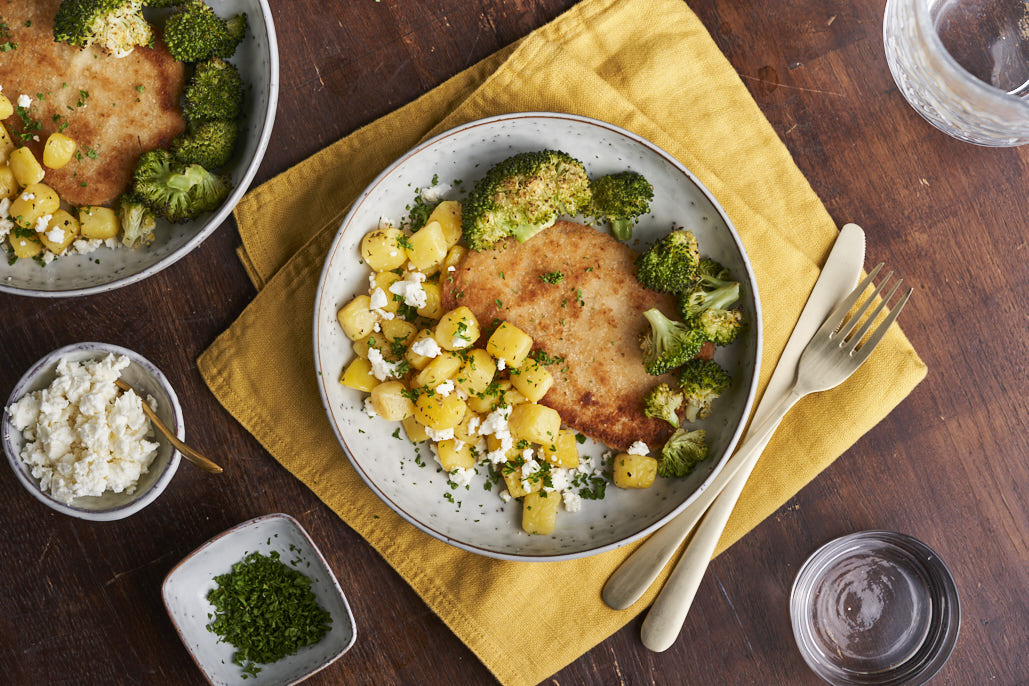 Geroosterde aardappeltjes met feta, broccoli en vegetarische schnitzel