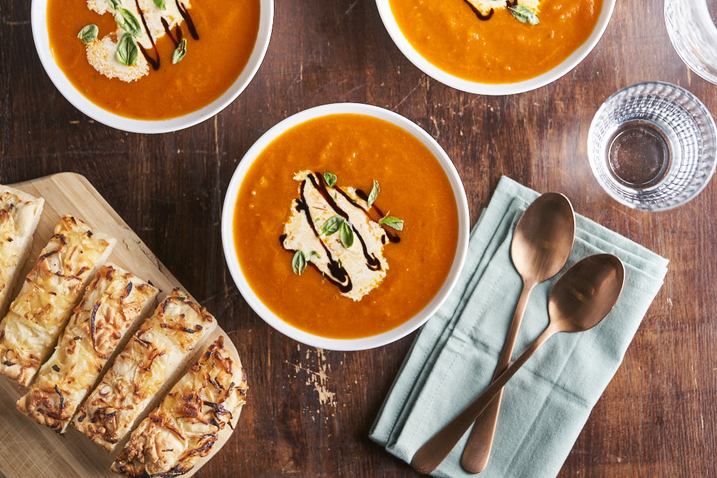 Italiaanse tomatensoep met kaas-uienbroodjes