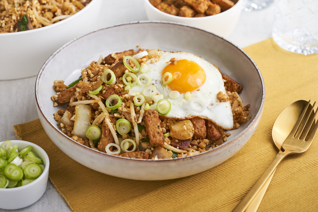 Nasi van bloemkoolrijst met vegetarische kip