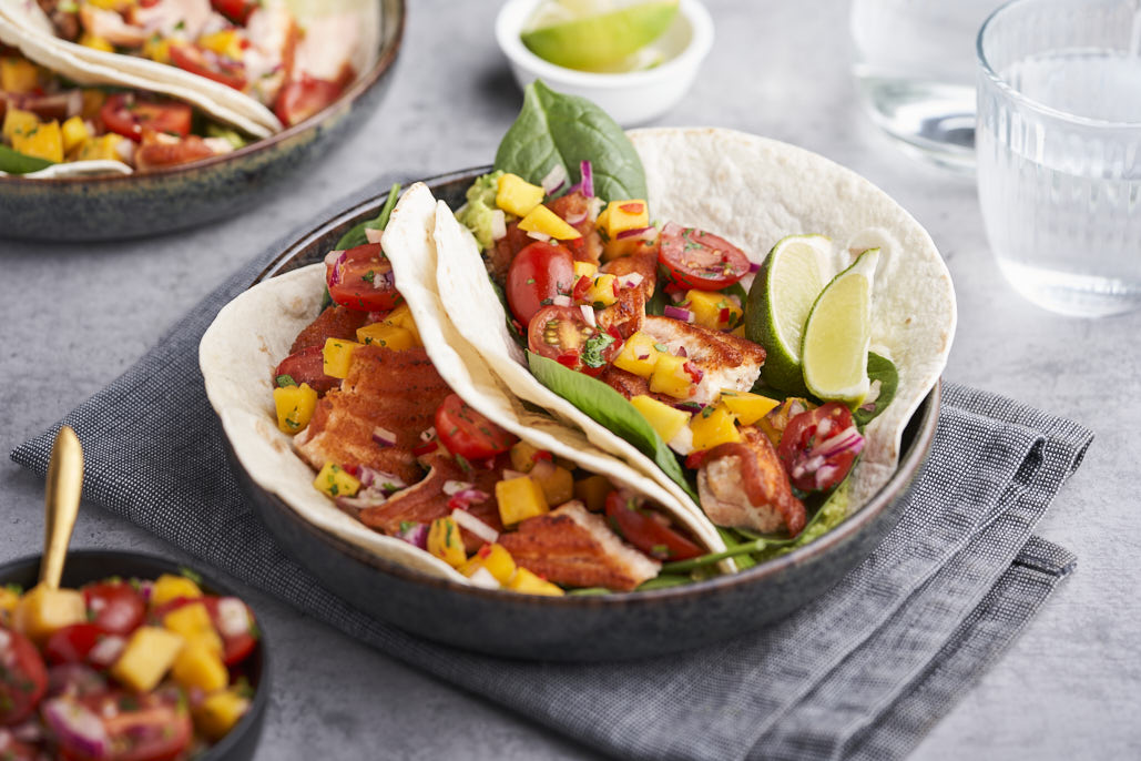 Zalm wraps met mango tomaten salsa | Recepten | PLUS