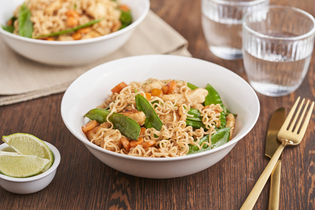 Gewokte noodles met zoetzure kip & groente