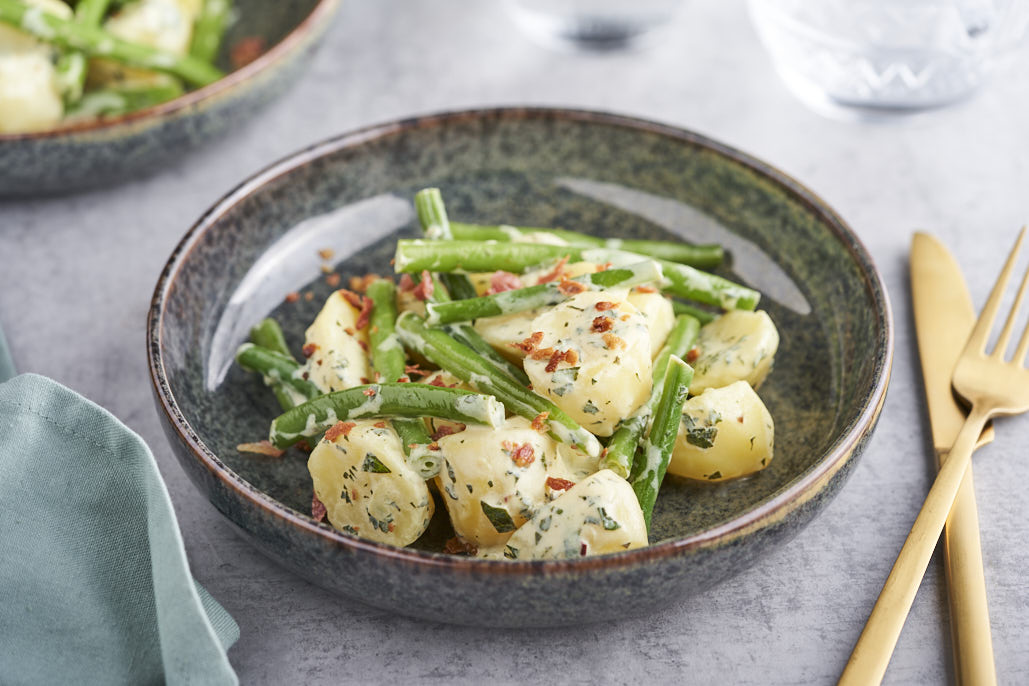 Lauwwarme aardappel sperziebonen salade met spekjes en yoghurt munt dressing