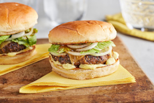 Cheeseburger met spek, gekarameliseerde uien en mango chutney