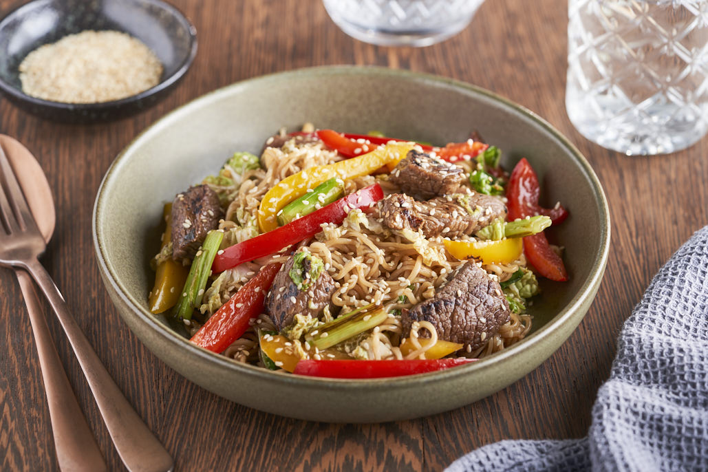 Noodles met Chinese kool, paksoi, biefstuk en oestersaus