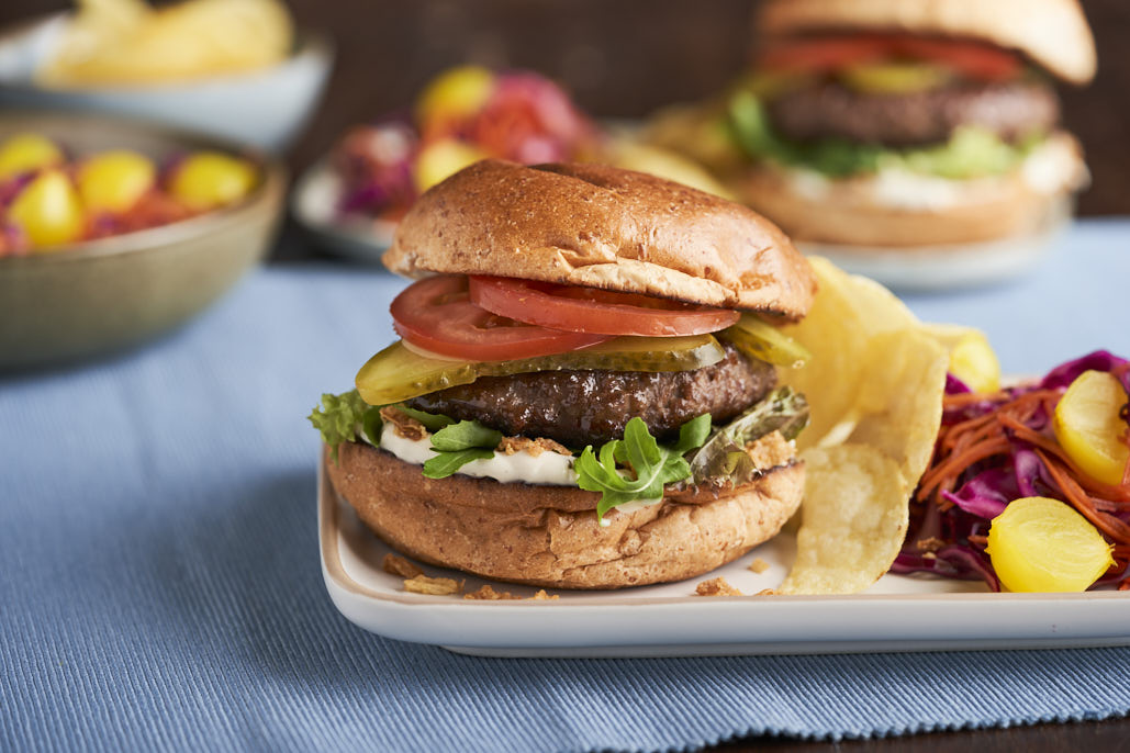 Hamburgers met rode koolsalade en chips