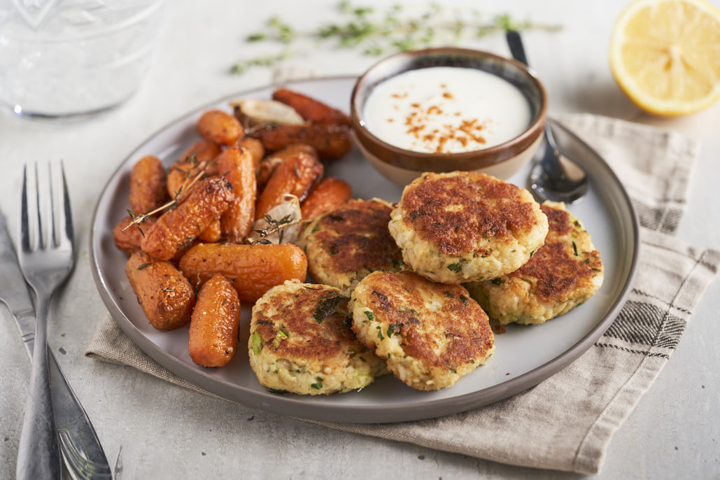 Aardappelviskoekjes met yoghurt dip en wortels met gepofte knoflook en tijm