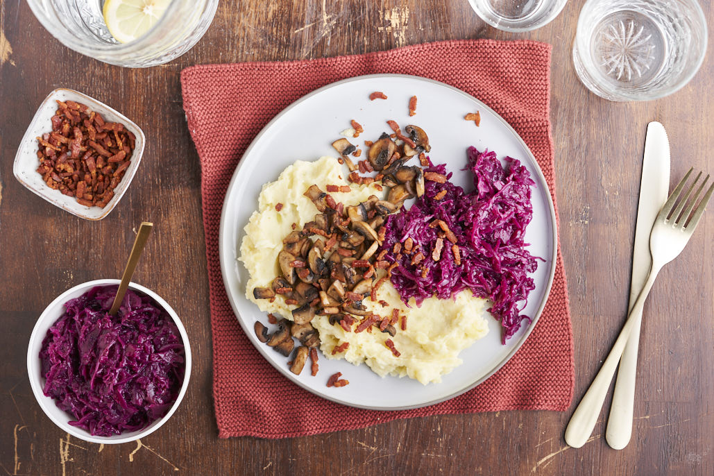 Rode kool met aardappelpuree en champignons met spek