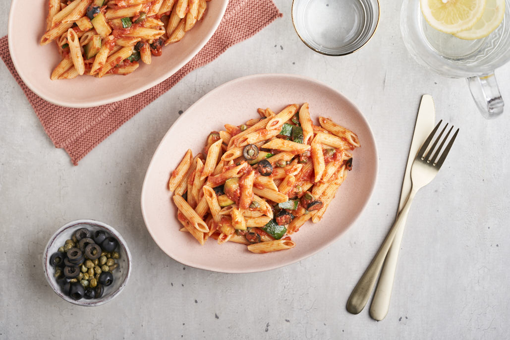 Pasta puttanesca met courgette 