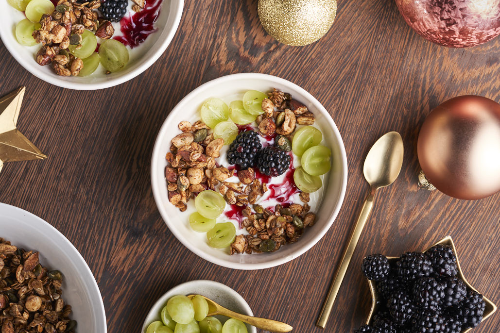 Yoghurt-fruitbowls met snelle granola uit de pan