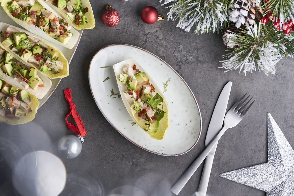 Witlofschuitjes met gerookte kip, avocado en krokant spek