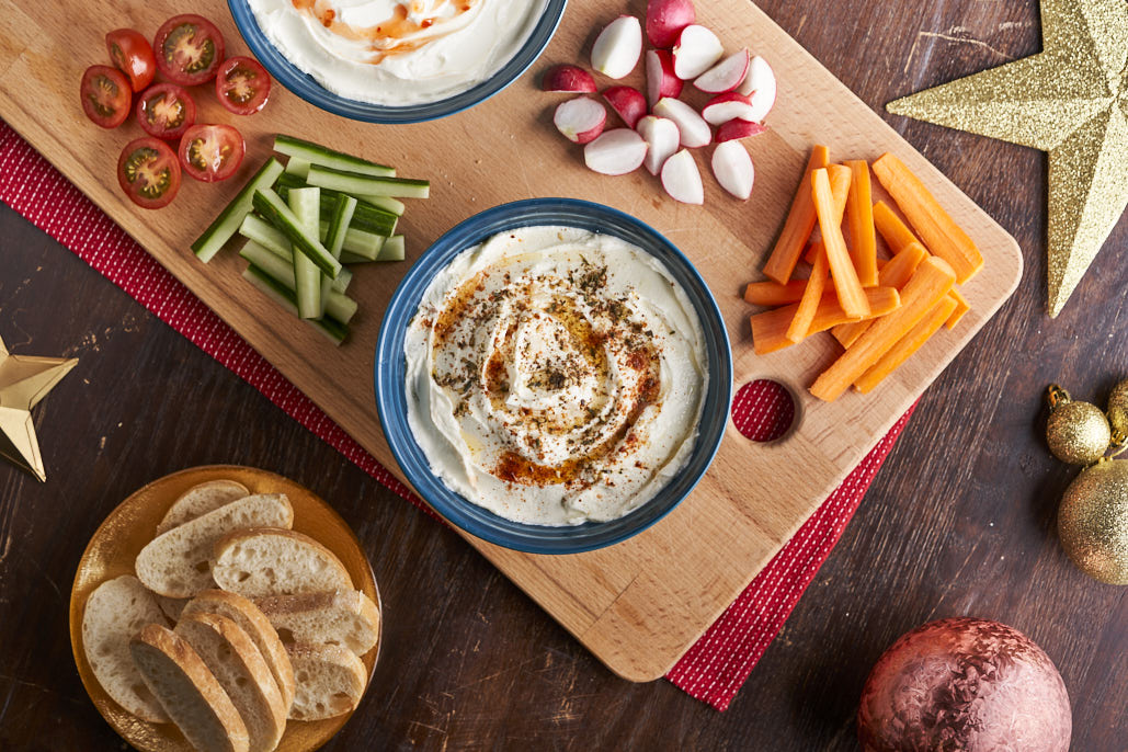 Vegetarische borrelplank met crudités en twee soorten labneh