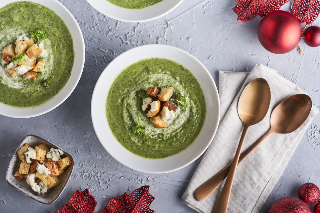 Spinazie-broccolisoep met blauwe-kaascroutons