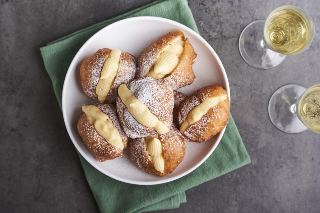 Gevulde oliebollen met banketbakkersroom