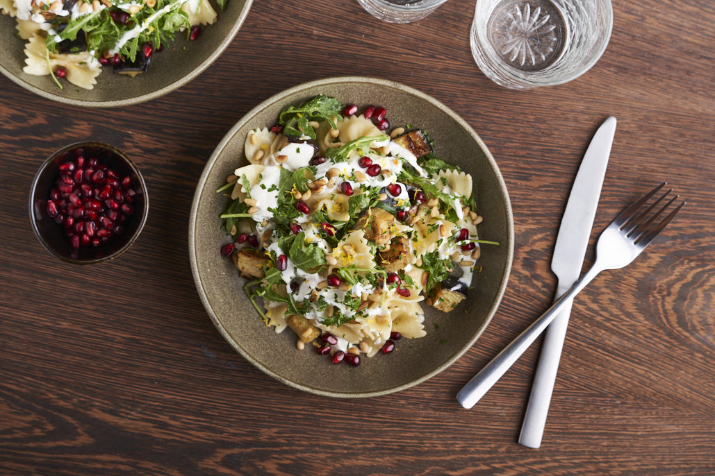 Pastasalade met aubergine en granaatappel