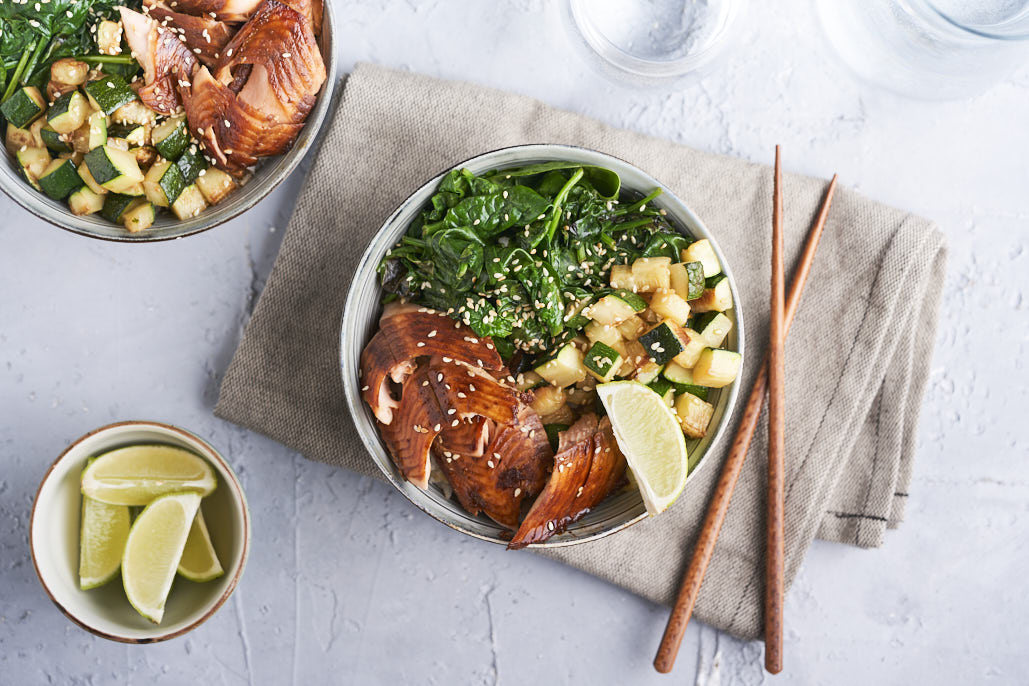 Gezonde zalmbowls met groene groenten