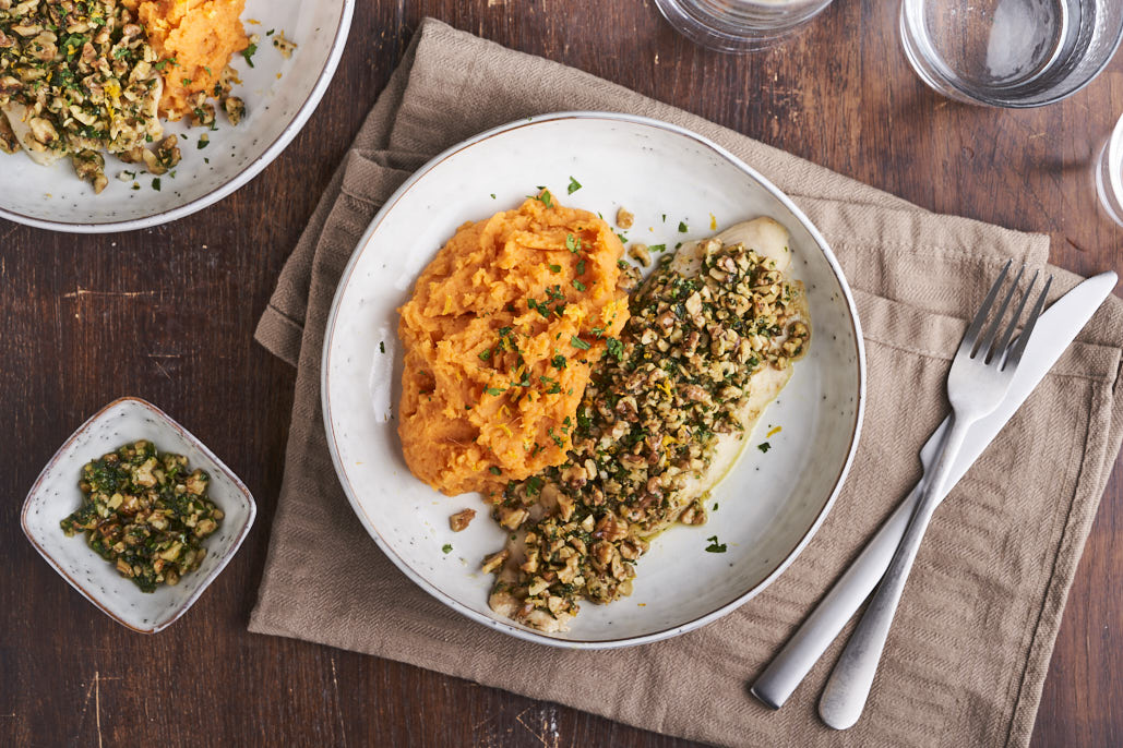 Zoete-aardappelpuree met pangasiusfilet en walnotenpesto 
