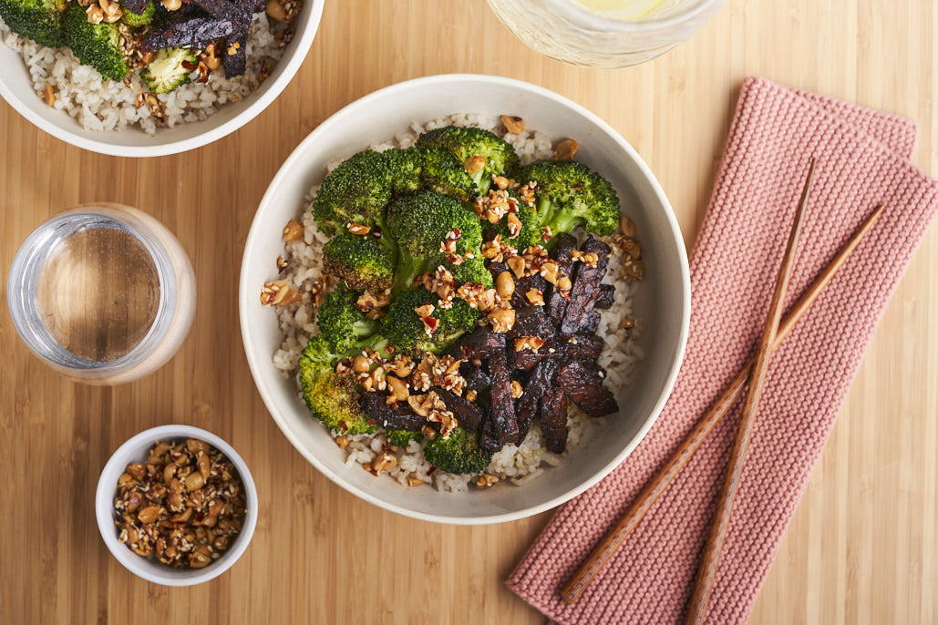 Makkelijke rijstbowls met tempeh, broccoli en pindacrunch