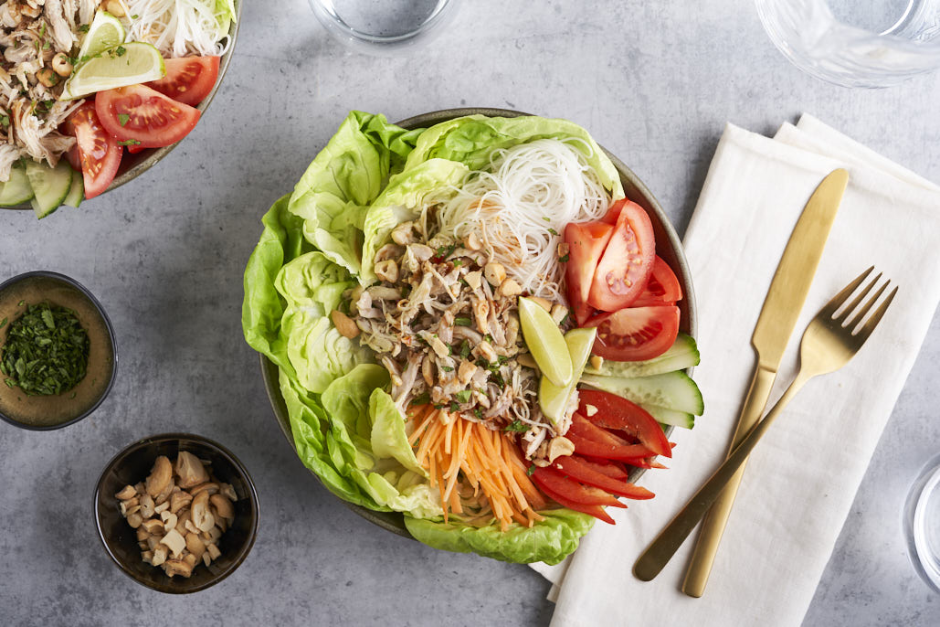 Vietnamese noedelsalade met geplukte kip