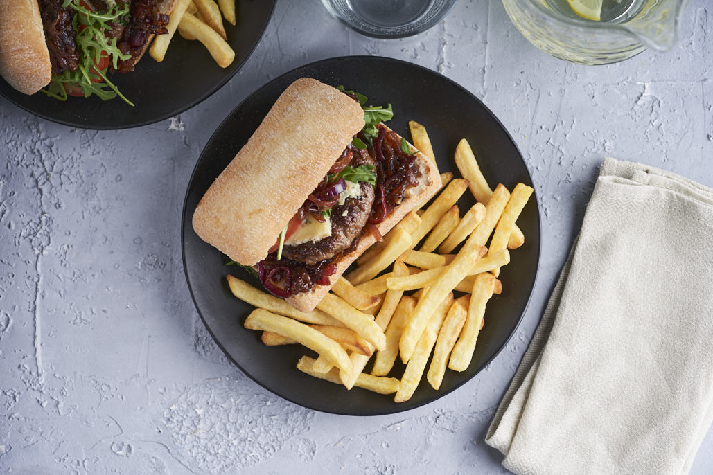 Hamburgers met blauwe kaas en rode-uienrelish