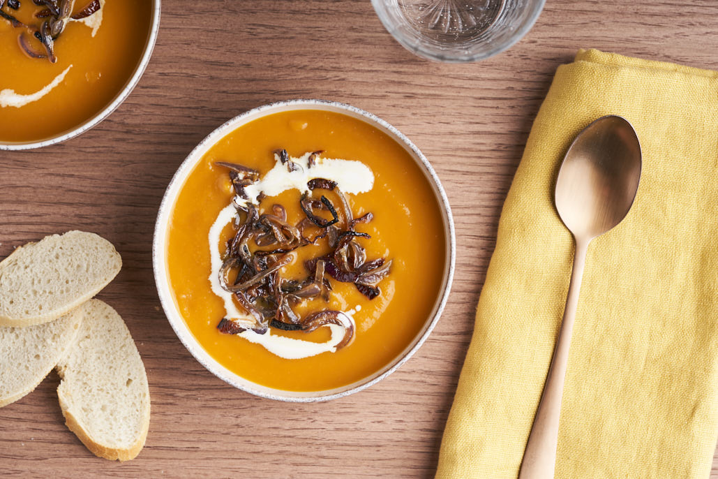 Zoete-aardappelsoep met gekarameliseerde ui