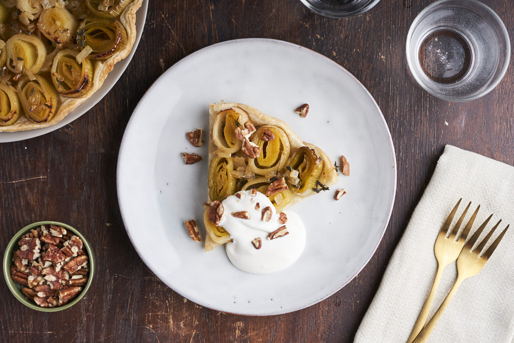 Hartige tarte tatin met prei en geitenkaasroom