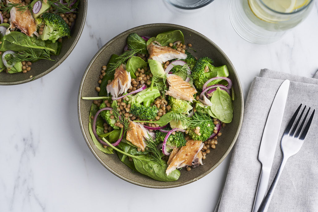 Broccolisalade met avocado en makreel
