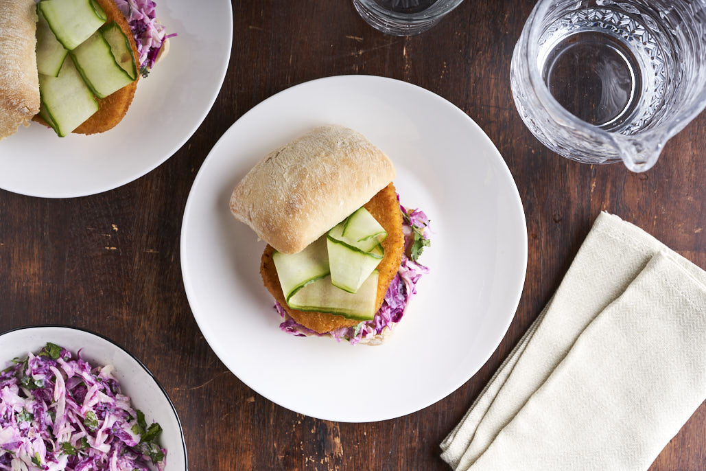 Vegetarische hoisin kipburgers met frisse coleslaw