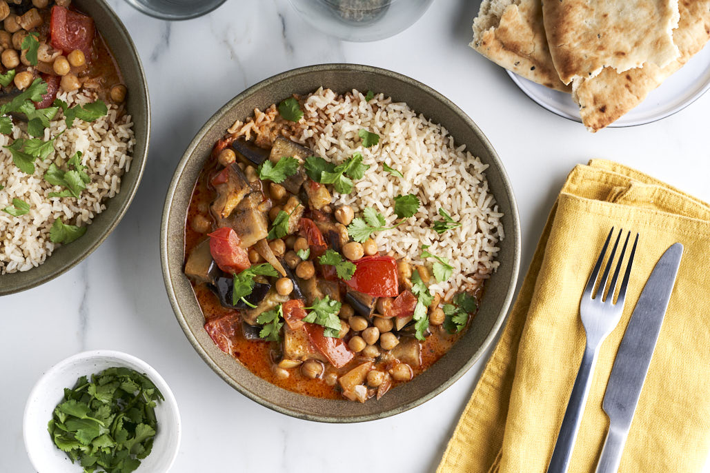 Aubergine-kikkererwtencurry met rijst en naan