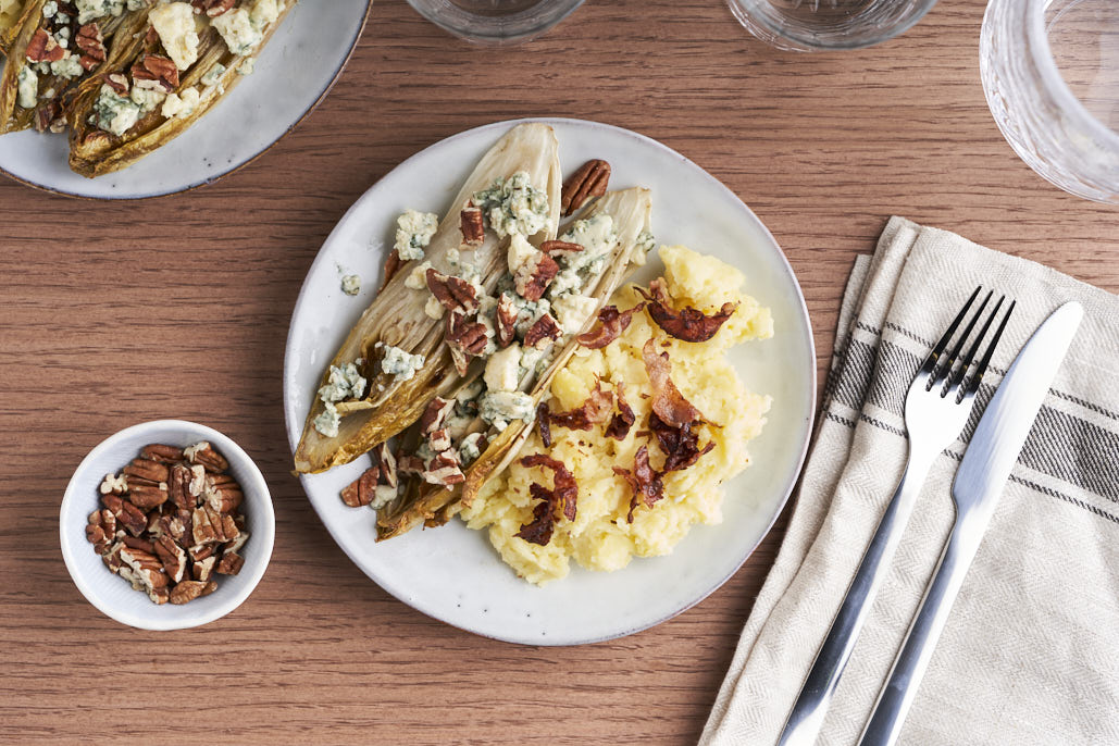 Geroosterde witlof met blauwe kaas, spek en noten
