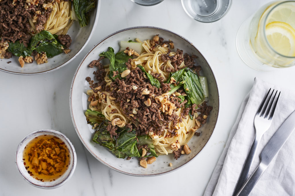 Snelle noedels met gehakt, paksoi en pindacrunch