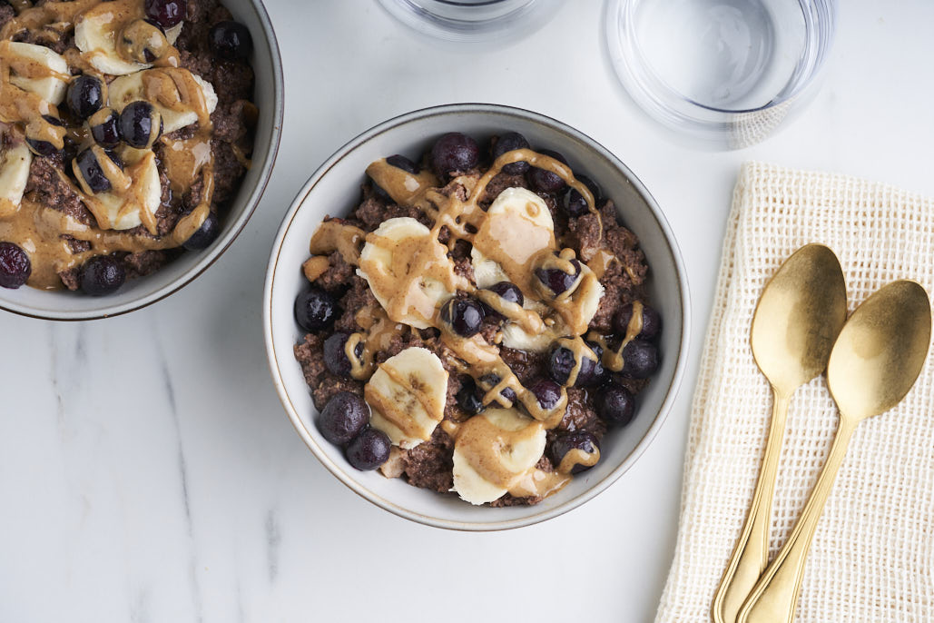Overnight oats met cacao, pindakaas en blauwe bessen