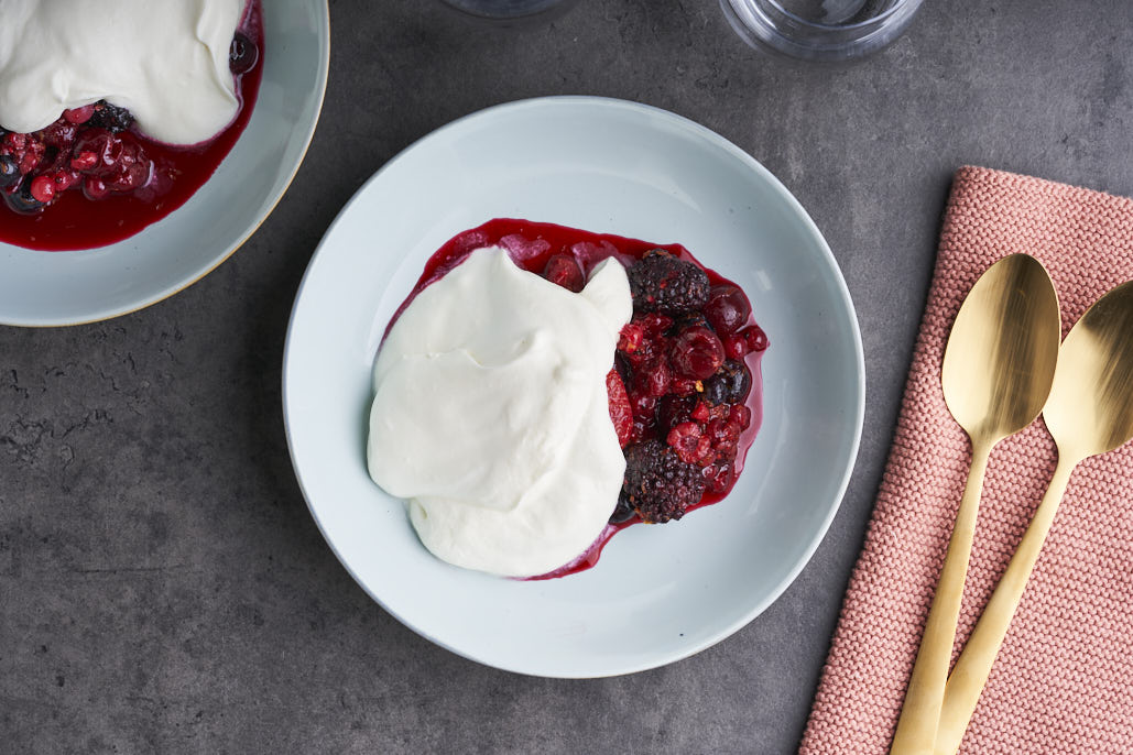 Luchtige roomyoghurt met rood fruit