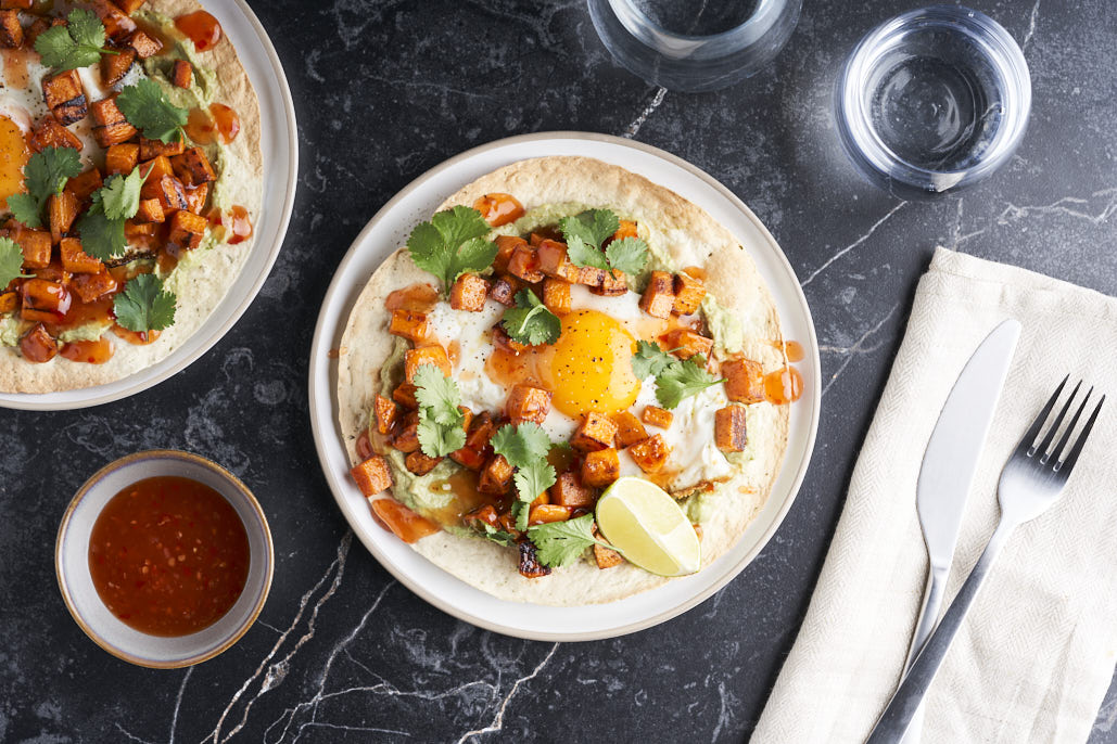 Breakfast taco’s met gebakken ei, avocado en zoete aardappel
