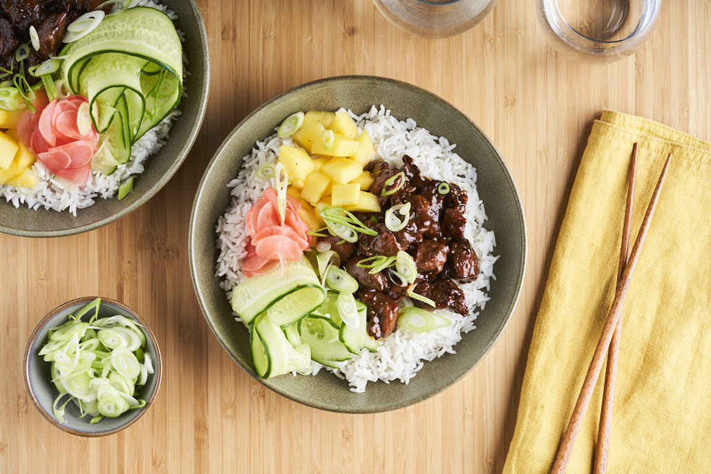 Poké bowl met kip, mango en ingelegde radijs