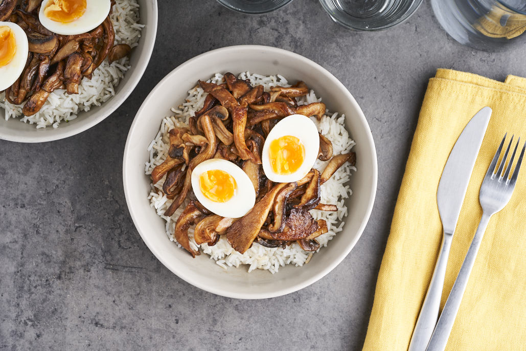 Japanse rijstbowl met paddenstoelen en ei