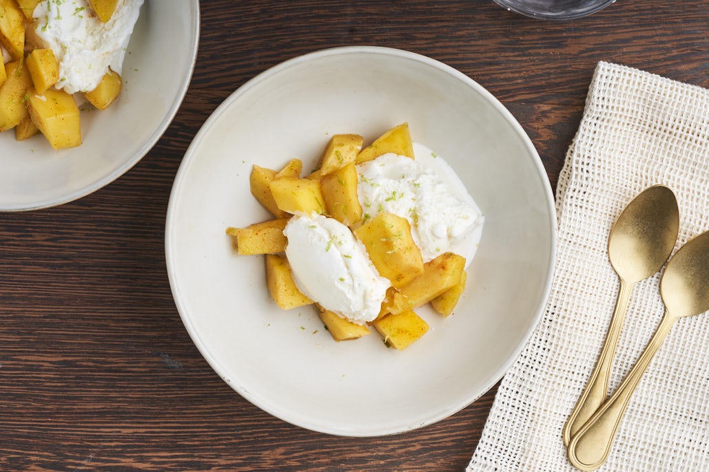 Pittige mango met limoen en kokosijs