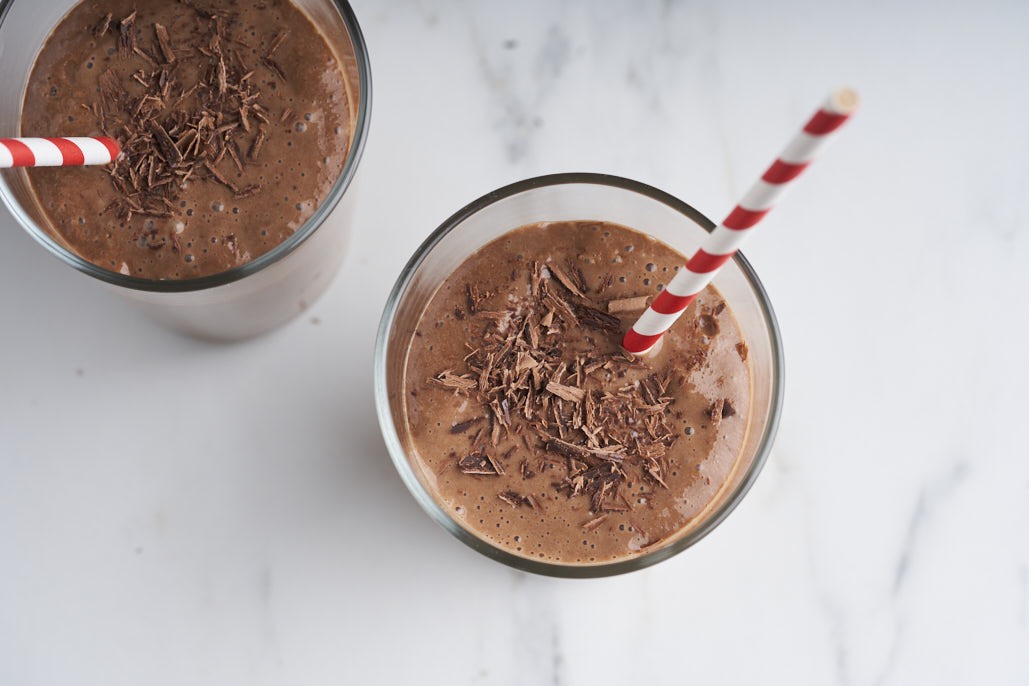 Chocolade-dadelsmoothie met banaan