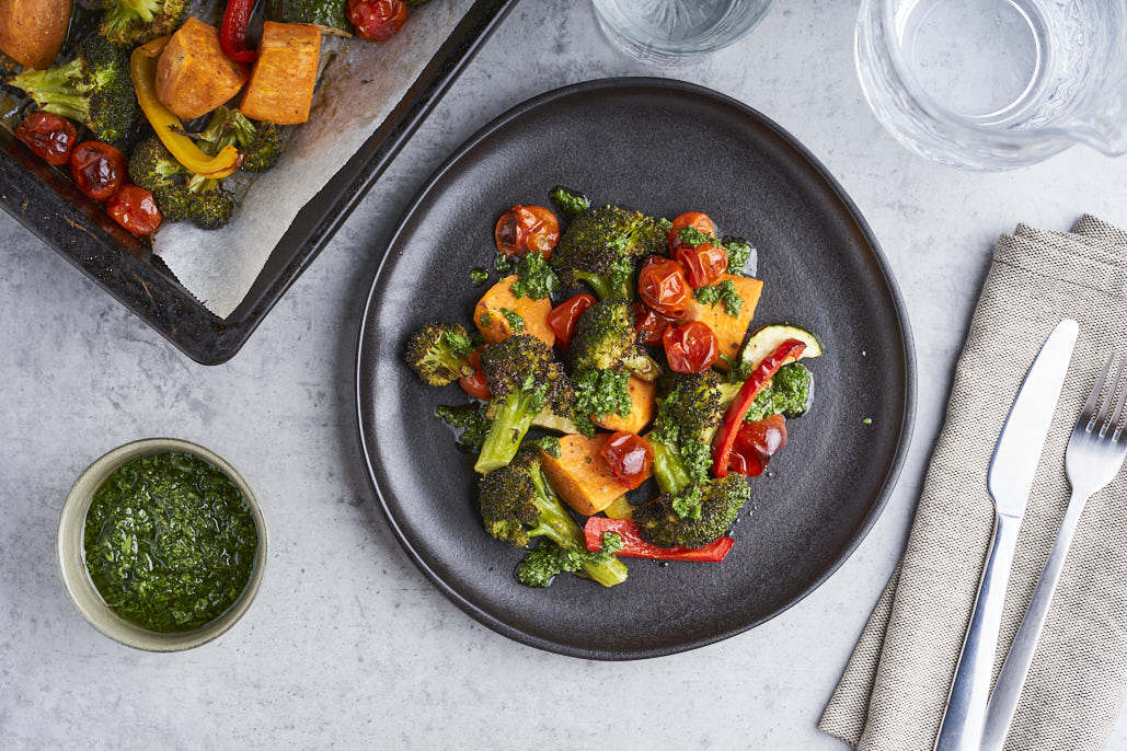 Traybake met zoete aardappel, geroosterde groenten en chimichurri 