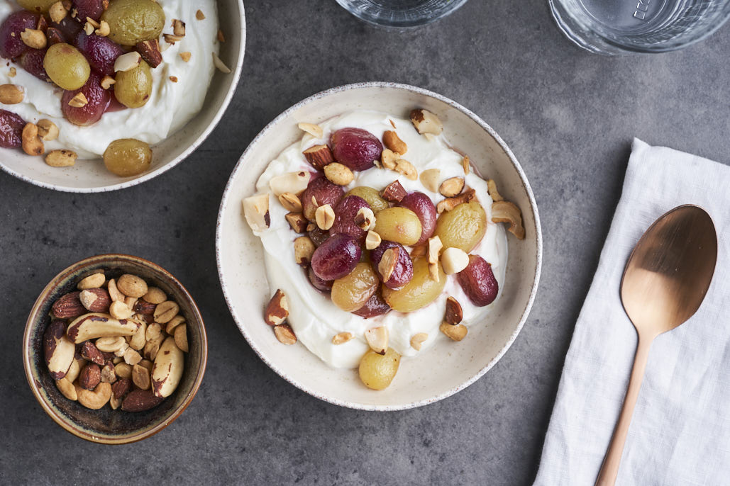 Skyr met geroosterde druiven en noten
