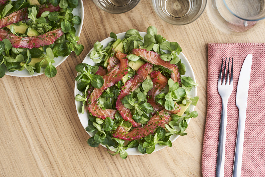 Zelfgemaakte gravad lachs met veldsla