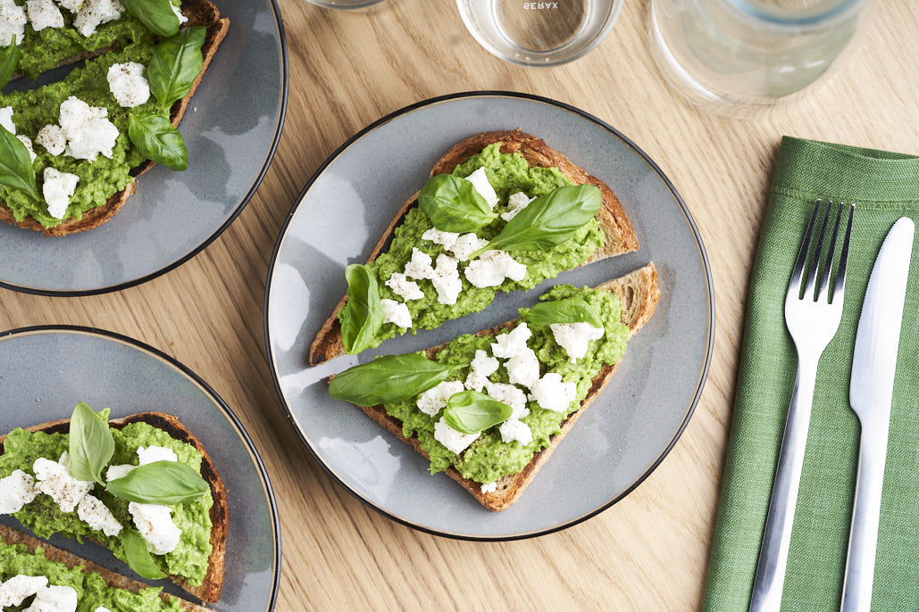 Toast met doperwtenspread en geitenkaas