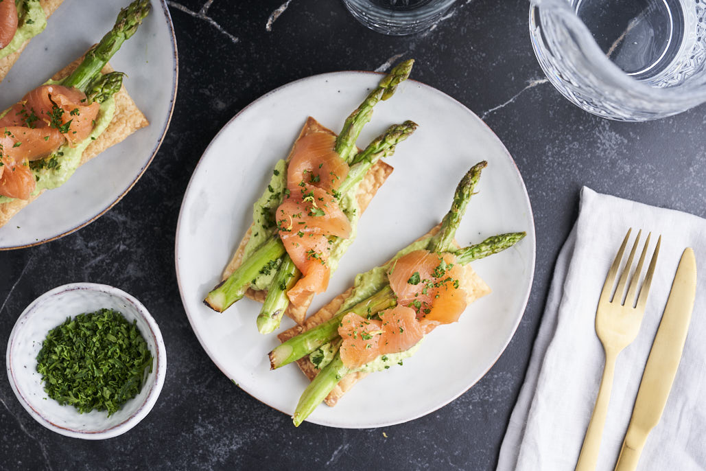 Bladerdeeghapjes met asperges en gerookte zalm