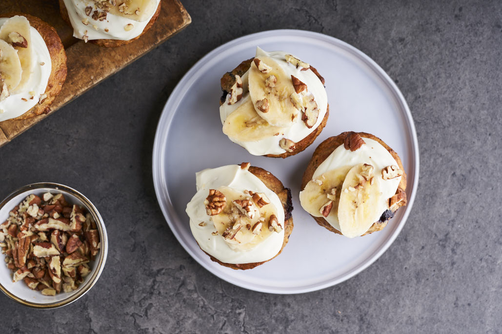 Gezonde bananenbroodmuffins met roomkaasglazuur 