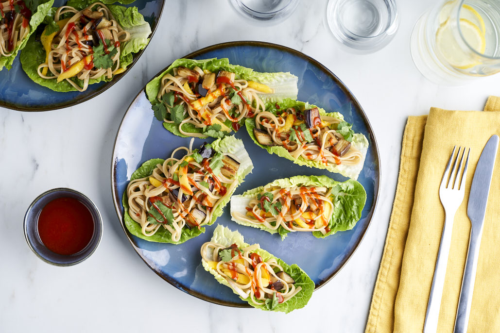 Sla wraps met noodles, aubergine en mango