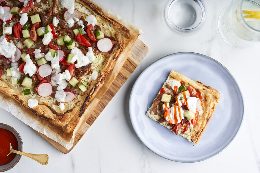 Shoarma plaattaart met zelfgemaakte knoflooksaus