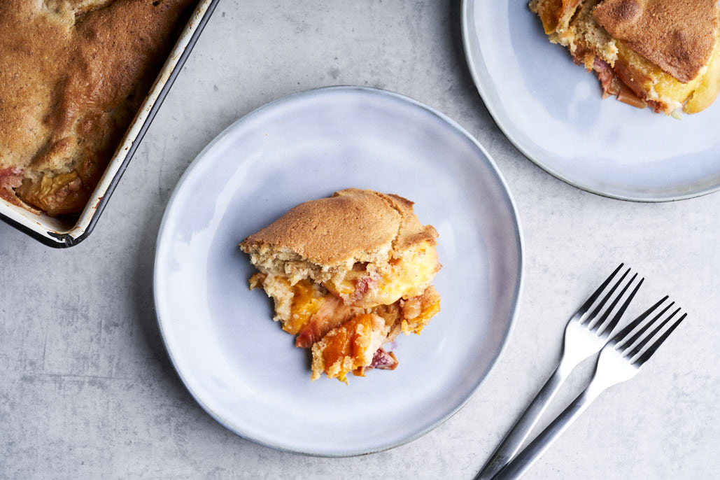 Amandelgebak met steenfruit 