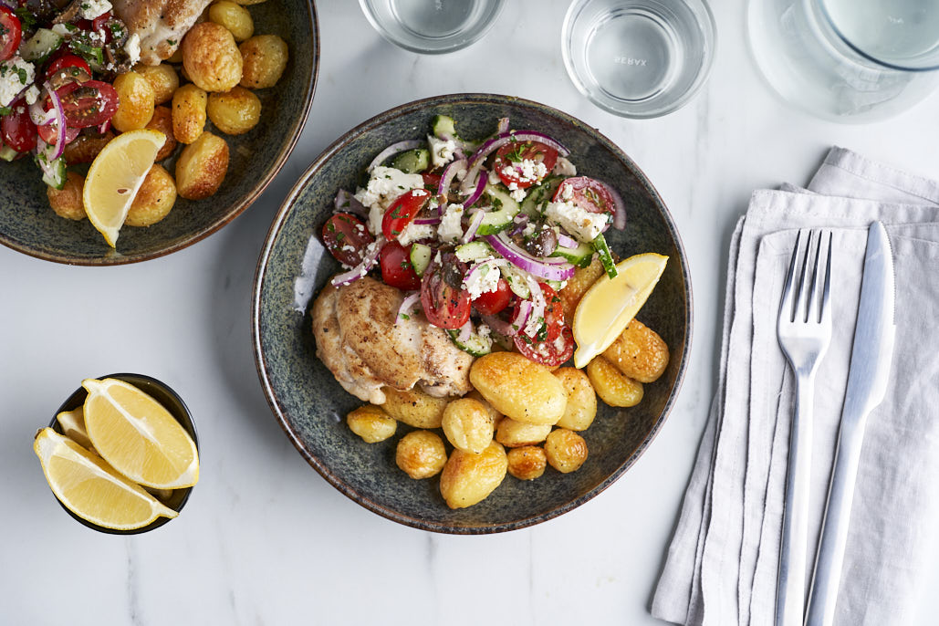 Kipdijfilets met geroosterde aardappeltjes en Griekse salade